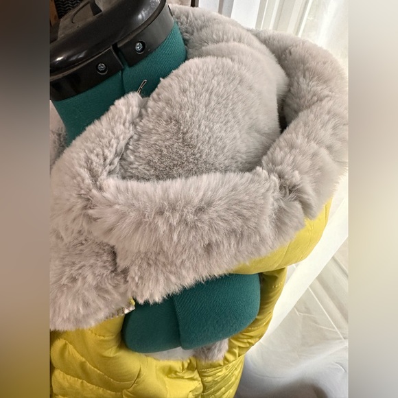 Reversible Yellow & Faux Fur Vest - Picture 7 of 11